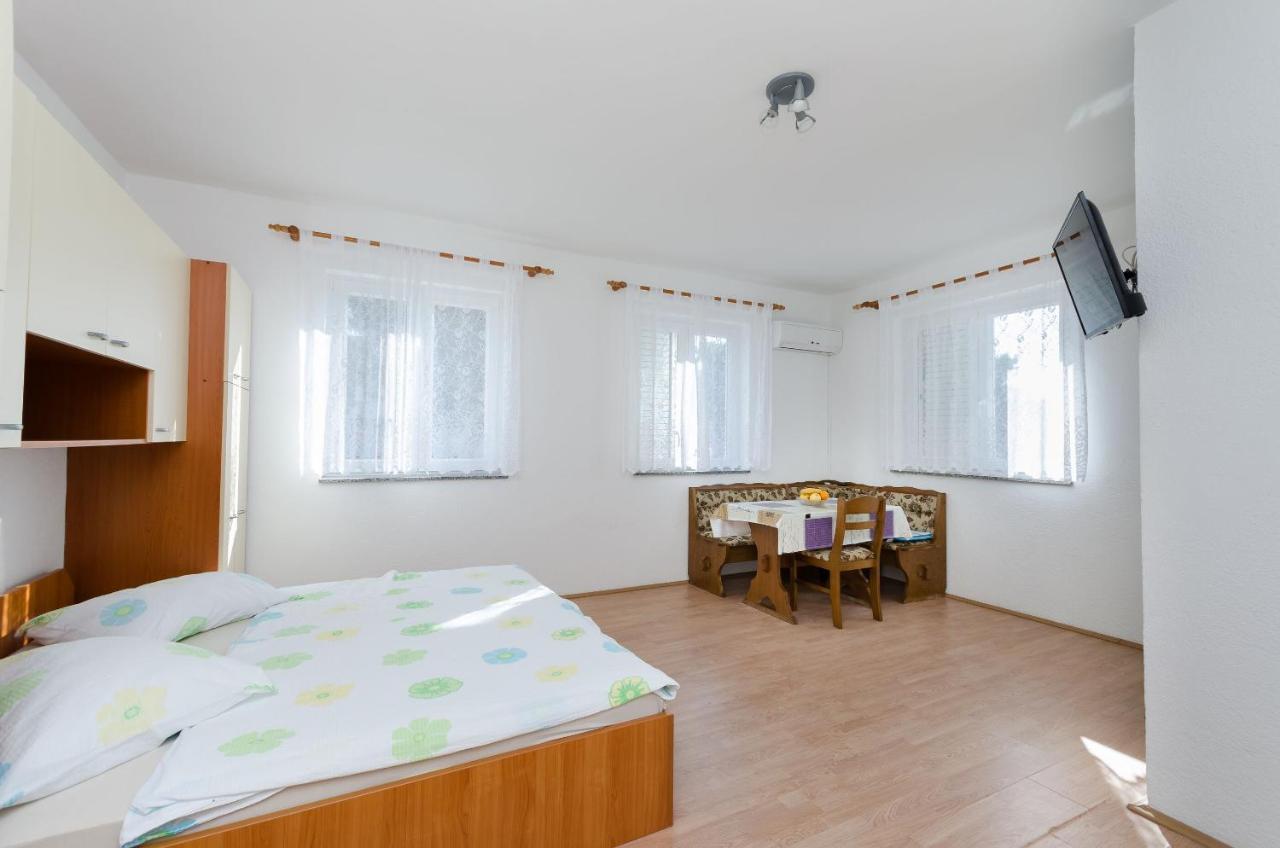 Apartments Anica J Лопар Екстериор снимка
